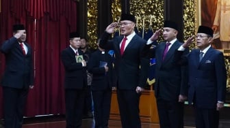 Deddy Corbuzier (kiri) saat mengikuti Upacara Pelantikan Staf Khusus Menhan dan Asisten Khusus Menhan di Aula Bhineka Tunggal Ika Kementerian Pertahanan, Jakarta, Selasa (11/2/2025). [Instagram/dc.kemhan]