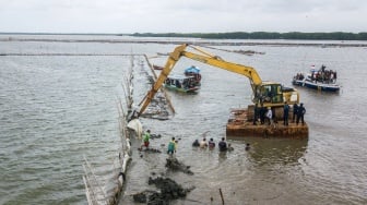 Operator alat berat escavator dari PT TRPN membongkar pagar laut dengan pengawasan Polisi Khusus Pengelolaan Pesisir dan Pulau-pulau kecil (Polsus PWP3K) Ditjen PSDKP di pesisir laut Tarumajaya, Kabupaten Bekasi, Jawa Barat, Selasa (11/2/2025). [ANTARA FOTO/Fakhri Hermansyah/rwa]