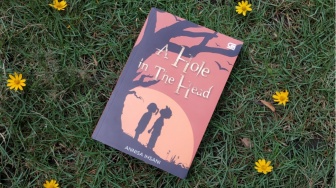 Ulasan Novel A Hole in The Head: Jejak Misteri dan Trik Sulap dalam Satu Cerita