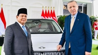 Hadiah Persahabatan Turkiye-Indonesia: Erdoan Serahkan Mobil Listrik Togg T10X, Prabowo Langsung Jajal