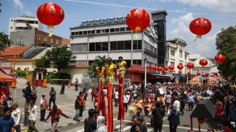 Peserta memainkan Liong saat pawai perayaan Cap Go Meh di Pancoran Chinatown, Glodok, Jakarta Barat, Rabu (13/2/2025). [Suara.com/Alfian Winanto]