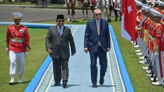 Presiden Prabowo Subianto (kedua kiri) dan Presiden Turki Recep Tayyip Erdogan (ketiga kiri) memeriksa pasukan saat kunjungan kenegaraan di Istana Bogor, Bogor, Jawa Barat, Rabu (12/2/2025). [ANTARA FOTO/Aditya Pradana Putra/wpa/nz]