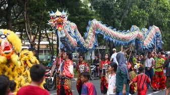 Peserta memainkan Liong saat pawai perayaan Cap Go Meh di Pancoran Chinatown, Glodok, Jakarta Barat, Rabu (13/2/2025). [Suara.com/Alfian Winanto]