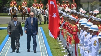 Presiden Prabowo Subianto (kiri) dan Presiden Turki Recep Tayyip Erdogan (kedua kiri) memeriksa pasukan saat kunjungan kenegaraan di Istana Bogor, Bogor, Jawa Barat, Rabu (12/2/2025). [ANTARA FOTO/Aditya Pradana Putra/wpa/nz]