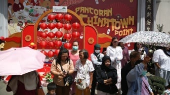 Warga melihat pawai perayaan Cap Go Meh di Pancoran Chinatown, Glodok, Jakarta Barat, Rabu (13/2/2025). [Suara.com/Alfian Winanto]