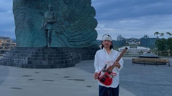 Foto dengan Latar Belakang Istana Negara IKN, Dewa Budjana Tuai Pro Kontra