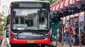 Penumpang menaiki Bus Transjakarta di Terminal Blok M, Jakarta, Rabu (12/2/2025). [Suara.com/Alfian Winanto]