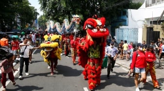 Peserta memainkan Barongsai saat pawai perayaan Cap Go Meh di Pancoran Chinatown, Glodok, Jakarta Barat, Rabu (13/2/2025). [Suara.com/Alfian Winanto]