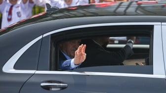 Presiden Turki Recep Tayyip Erdogan melambaikan tangan dari mobil setibanya di Istana Bogor, Bogor, Jawa Barat, Rabu (12/2/2025). [ANTARA FOTO/Aditya Pradana Putra/wpa/nz]