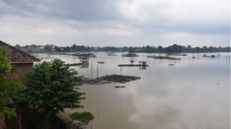 Enduo Caffee, Menyeruput Kopi dengan Pemandangan Danau Teluk yang Menawan