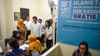 Wakil Presiden Gibran Rakabuming Raka (ketiga kiri) didampingi istri Selvi Gibran Rakabuming Raka (kelima kiri) menyimak penjelasan petugas saat meninjau pelaksanaan Cek Kesehatan Gratis (CKG) di Puskesmas Remaja di Samarinda, Kalimantan Timur, Rabu (12/2/2025). [ANTARA FOTO/M Risyal Hidayat/nym]