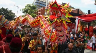 Peserta memainkan Liong saat pawai perayaan Cap Go Meh di Pancoran Chinatown, Glodok, Jakarta Barat, Rabu (13/2/2025). [Suara.com/Alfian Winanto]