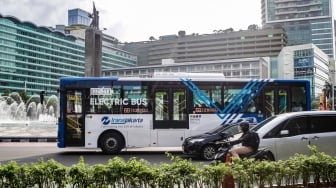 Bus Transjakarta melintas di Kawasan Bundaran HI, Jakarta, Rabu (12/2/2025). [Suara.com/Alfian Winanto]