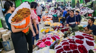 Pengunjung memilih bunga di Pasar Bunga Rawa Belong, Jakarta, Kamis (13/2/2025). [Suara.com/Alfian Winanto]