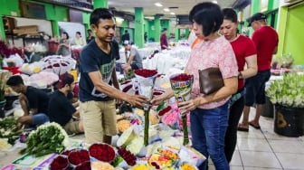 Pengunjung memilih bunga di Pasar Bunga Rawa Belong, Jakarta, Kamis (13/2/2025). [Suara.com/Alfian Winanto]