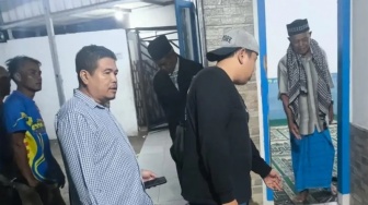 Bayi Perempuan Ditemukan di Depan Masjid Kampung Lamping, Tali Ari Belum Dipotong dan Darah Belum Mengering