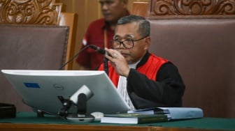 Hakim tunggal Djuyamto membacakan putusan pada sidang gugatan praperadilan yang diajukan Sekjen PDIP Hasto Kristiyanto di Pengadilan Negeri Jakarta Selatan, Kamis (13/2/2025). [Suara.com/Alfian Winanto]