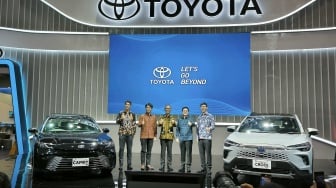 Toyota Camry Hybrid Generasi Terbaru dan New Corolla Cross Hybrid Meluncur di IIMS 2025