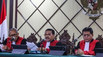 Hakim Ketua Teguh Harianto (tengah) didampingi Hakim Anggota Catur Iriantoro (kanan), dan Anthon R Saragih (kiri) membacakan amar putusan tingkat banding atas perkara korupsi pengusaha Harvey Moeis di Pengadilan Tinggi DKI Jakarta, Jakarta, Kamis (13/2/2025). [ANTARA FOTO/Asprilla Dwi Adha/YU]