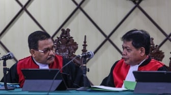 Hakim Ketua Teguh Harianto (kiri) berbincang dengan Hakim Anggota Catur Iriantoro (kanan) disela-sela pembacaan amar putusan tingkat banding atas perkara korupsi pengusaha Harvey Moeis di Pengadilan Tinggi DKI Jakarta, Jakarta, Kamis (13/2/2025). [ANTARA FOTO/Asprilla Dwi Adha/YU]