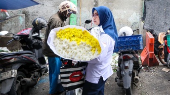 Pengunjung memilih bunga di Pasar Bunga Rawa Belong, Jakarta, Kamis (13/2/2025). [Suara.com/Alfian Winanto]