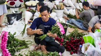 Pengunjung memilih bunga di Pasar Bunga Rawa Belong, Jakarta, Kamis (13/2/2025). [Suara.com/Alfian Winanto]