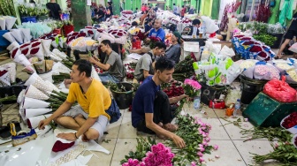 Pengunjung memilih bunga di Pasar Bunga Rawa Belong, Jakarta, Kamis (13/2/2025). [Suara.com/Alfian Winanto]