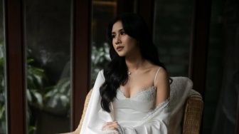 Pesona Wedding Robe Shenina Cinnamon: Elegansi Minimalis Karya Hian Tjen