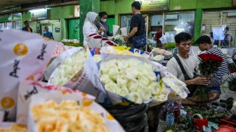 Pengunjung memilih bunga di Pasar Bunga Rawa Belong, Jakarta, Kamis (13/2/2025). [Suara.com/Alfian Winanto]