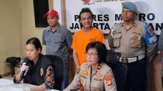 Senyum Vadel Ditahan di Polres Jaksel saat Hari Kasih Sayang, Terancam 15 Tahun Penjara Usai Dijerat Pasal Berlapis