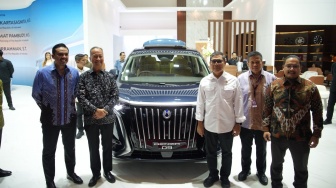 MPV Premium DENZA D9 Diperkenalkan Lebih Luas di IIMS 2025