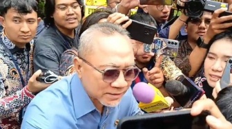 Zulkifli Hasan Tiba di Hambalang Naik Motor Matic, Rayakan Solidaritas Koalisi Indonesia Maju