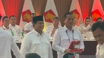 Gubernur NTB Dapat KTA Gerindra Khusus dari Prabowo : Ini Kendaraan Perjuangan Saya