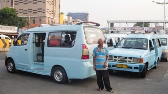 Sopir angkutan kota menunggu penumpang di Terminal Kampung Melayu, Jakarta, Jumat (14/2/2025). [Suara.com/Alfian Winanto]