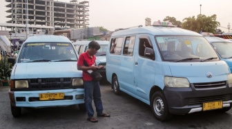 Sopir angkutan kota menunggu penumpang di Terminal Kampung Melayu, Jakarta, Jumat (14/2/2025). [Suara.com/Alfian Winanto]