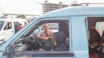 Sopir angkutan kota menunggu penumpang di Terminal Kampung Melayu, Jakarta, Jumat (14/2/2025). [Suara.com/Alfian Winanto]