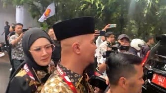 Momen Unik di Hambalang, Pasutri Anggota DPR Ahmad Dhani dan Mulan Jameela Bonceng Tiga Usai Silaturahmi KIM