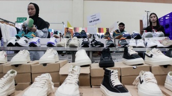 Pengunjung memilih sepatu dalam Jakarta Sneaker Day 2025 di Jakarta Convention Center (JCC) Senayan, Jakarta, Sabtu (15/2/2025). [Suara.com/Alfian Winanto]