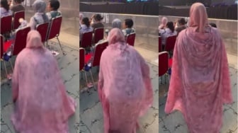 Video Viral Wanita Salat di Tengah Konser Musik Tuai Pro Kontra