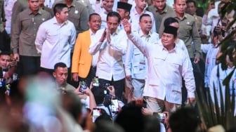 Presiden Prabowo Subianto (kanan) yang juga Ketua Umum Partai Gerindra bersama Presiden ke-7 Joko Widodo (ketiga kanan) dan Ketua Harian DPP Partai Gerindra Sufmi Dasco Ahmad (kedua kanan) menghadiri perayaan HUT ke-17 Partai Gerindra di Sentul International Convention Center, Bogor, Jawa Barat, Sabtu (15/2/2025). [ANTARA FOTO/Hafidz Mubarak A/agr]