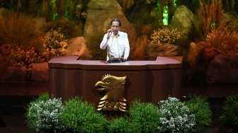 Presiden Ke-7 Joko Widodo memberikan pidato saat perayaan HUT Ke-17 Partai Gerindra di Sentul International Convention Center, Bogor, Jawa Barat, Sabtu (15/2/2025). [ANTARA FOTO/Hafidz Mubarak A/agr]