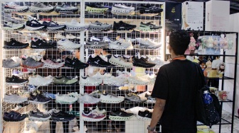 Pengunjung memilih sepatu dalam Jakarta Sneaker Day 2025 di Jakarta Convention Center (JCC) Senayan, Jakarta, Sabtu (15/2/2025). [Suara.com/Alfian Winanto]