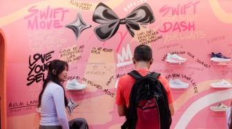 Pengunjung memilih sepatu dalam Jakarta Sneaker Day 2025 di Jakarta Convention Center (JCC) Senayan, Jakarta, Sabtu (15/2/2025). [Suara.com/Alfian Winanto]