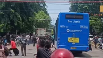 Penumpang Bus Transjakarta Berhamburan Usai Terhenti di Tengah Perlintasan Kereta Api Kebon Jeruk