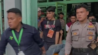 Persija Vs Persib Berakhir Ricuh! Suporter Bentrok, Sejumlah Orang Luka Parah