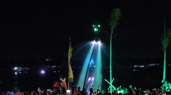 Atraksi Flyboard dengan Bodylighting Meriahkan Festival Sungai Musi 2025 di Palembang