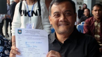 Gubernur Jawa Tengah terpilih Ahmad Luthfi menunjukan formulir pendaftaran sebelum menjalani tes kesehatan dan pengambilan tanda pangkat di Kantor Kemendagri, Jakarta, Minggu (16/2/2025). [ANTARA FOTO/Muhammad Iqbal/YU]