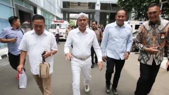 Gubernur Jawa Barat terpilih Dedi Mulyadi (tengah) berjalan keluar ruangan usai menjalani tes kesehatan dan pengambilan tanda pangkat di Kantor Kemendagri, Jakarta, Minggu (16/2/2025). [ANTARA FOTO/Muhammad Iqbal/YU]