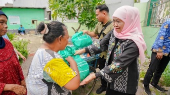 Jelang Pelantikan, Khofifah Ziarah ke Makam Suami dan Orang Tua Serta Berbagi Ratusan Paket Sembako kepada Warga