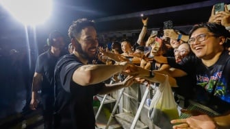 Vokalis Linkin Park, Mike Shinoda menyapa para penggemar pada konser yang bertajuk "From Zero World Tour" di Stadion Madya, Jakarta, Minggu (16/2/2025). [Suara.com/Alfian Winanto] 